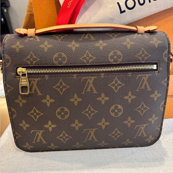 2024 Louis Vuitton Pochette Métis in Classic Monogram, Pre-loved - Picture 4 of 8